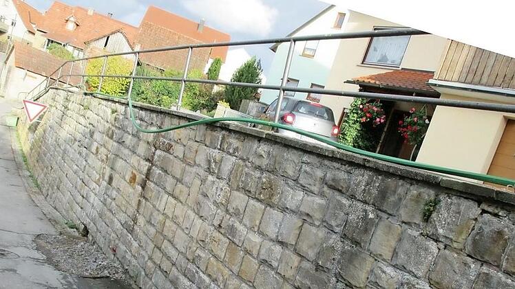 Bei Untersuchungen wurde festgestellt, dass die "Hügelmauer" in Altershausen äußerst instabil ist und vor weiteren Straßenbauarbeiten gesichert und die Stabilität wieder hergestellt werden muss. Foto: G. Snater
