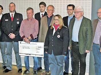 Als Anerkennung für fünf bis 45 Dienstjahre überreichten BRK-Führungskräfte und Sonnefelds Dritter Bürgermeister Friedrich Übelhack Urkunden, Spangen und Präsente an Peter Fuchs, Ulrich Hager (fünf Jahre), Bürgermeister Michael Keilich (15 Jahre), das Motorradteam Christoph Brauner, Achim Fuchs (25 Jahre), Heinz Fuchs (35 Jahre), Jochen Malter (40 Jahre), Heinz Schmidt (45 Jahre). Gedankt wurde stellvertretendem Kreisfachdienstleiter Achim Fuchs und Laura Lech mit dem Gemeinschaftsabzeichen f...