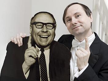 Mit dem Heinz-Erhardt-Programm "Ein Nasshorn und ein Trockenhorn" wird Christoph Ackermann (rechts)  auf Initiative des  Rotary-Clubs Obermain älteren Menschen Freude schenken. Zugleich unterstützen die Rotarier so auch  freischaffende Künstler. Foto: Fränkischer Theatersommer