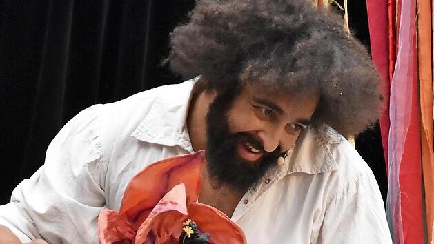 Elfenk&ouml;nig Oberon (Pascal Averibou) spielt seiner Gattin Titania (Stefanie R&uuml;dell) einen Streich.