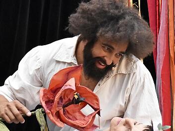 Elfenkönig Oberon (Pascal Averibou) spielt seiner Gattin Titania (Stefanie Rüdell) einen Streich.