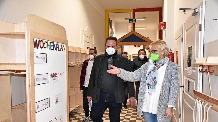 Die neue Garderobe diene auch als "Entschleuniger" im langen Flur. sagte Elsbeth Oberhammer bei der Begehung mit OB Ingo Lehmann.