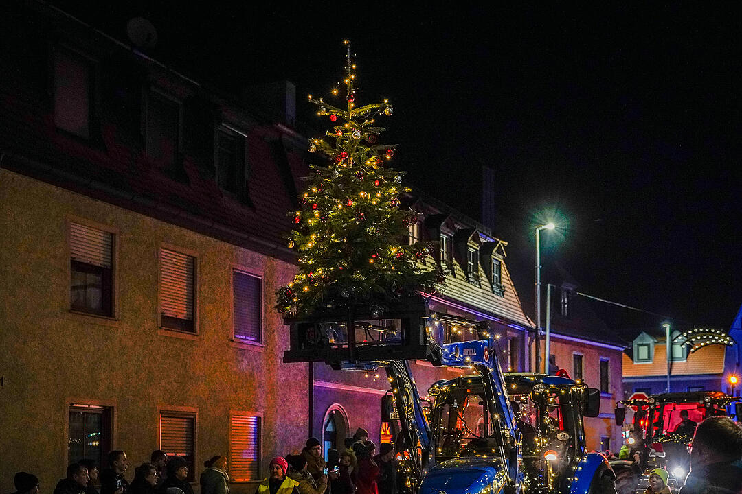 Liebevoll geschmückte und beleuchtete Traktoren gab es zu bestaunen.