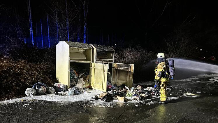 Kreis Wunsiedel: Müllcontainer brennt lichterloh - war da ein Serien-Feuerteufel am Werk?