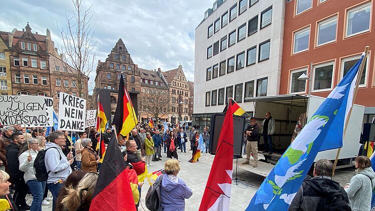 Demos in Nürnberg - Polizei muss Blockierer abwenden