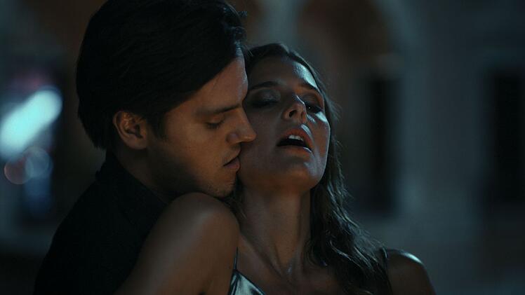 Leidenschaft beginnt vor dem Nachtclub: Lilli (Svenja Jung) ist dem Barkeeper Tom (Theo Trebs) verfallen.