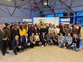 Pflegestudiengänge am Lernort Bamberg gestartet – Feierlicher Auftakt für die Pflegeausbildung der Zukunft Pflegestudiengänge am Lernort Bamberg gestartet – Feierlicher Auftakt für die Pflegeausbildung der Zukunft