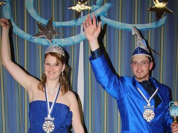 Das amtierende Prinzenpaar des Mainleuser Carneval Clubs, Michael III. (Zapf) und Theresa I. (Deuerling), lädt die Narren aus Nah und Fern zur großen Prunksitzung am 19. Januar um 19.46 Uhr in die Burgkunstadter Stadthalle ein. Foto: Stephan Stöckel