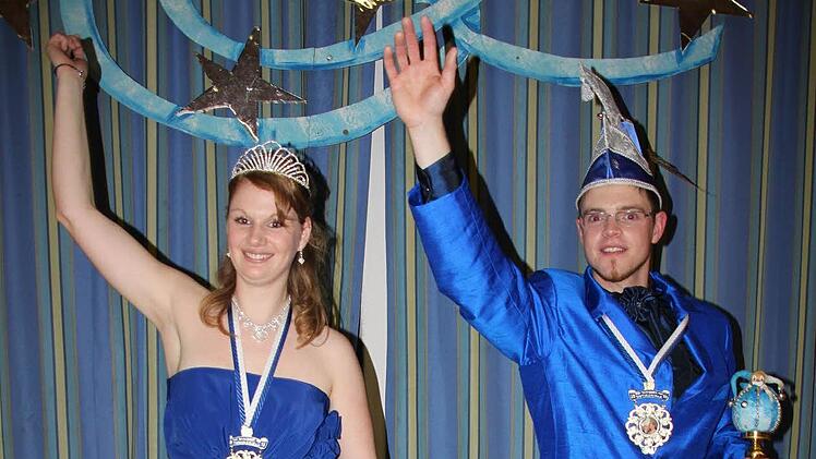 Das amtierende Prinzenpaar des Mainleuser Carneval Clubs, Michael III. (Zapf) und Theresa I. (Deuerling), lädt die Narren aus Nah und Fern zur großen Prunksitzung am 19. Januar um 19.46 Uhr in die Burgkunstadter Stadthalle ein. Foto: Stephan Stöckel