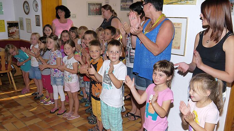 "Ich bin ein Dorfkind - und darauf bin ich stolz", hieß es im Lied der Kindergarten-Kinder.