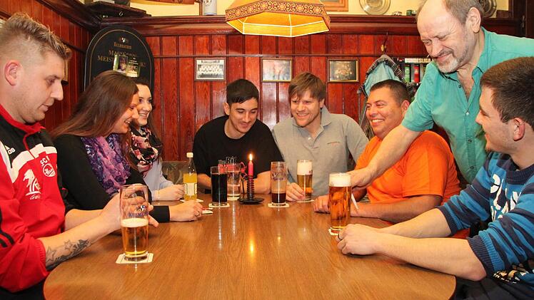 Kartenspielen, Fußballschauen und gemütliches Beisammensein - "meina Junga" kommen gern ins Wirtshaus, sagt Gastwirt Helmuth Heller. Foto: Stephan Tiroch