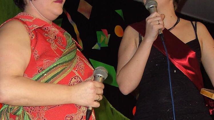 Nicole Zink und Sandra Zimmermann als Schönheitsköniginnen  Foto: Udo Sell