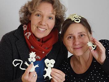 Claudia Ringhoff (l.) und Eva Schreiber-Dümlein wollen mit den leuchtenden Knetfiguren für noch mehr Interaktion bei "Kronach leuchtet" sorgen. Gerade Familien dürften ihren Spaß daran haben. Foto: Marco Meißner