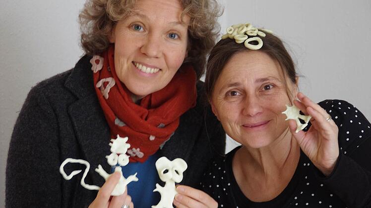 Claudia Ringhoff (l.) und Eva Schreiber-Dümlein wollen mit den leuchtenden Knetfiguren für noch mehr Interaktion bei "Kronach leuchtet" sorgen. Gerade Familien dürften ihren Spaß daran haben. Foto: Marco Meißner