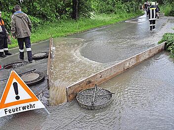 Die Feuerwehr versuchte nach Kräften, den Regen zu kanalisieren. Die Rohre unter der Straße waren überfordert. Foto: Archiv/Petra Hartmann