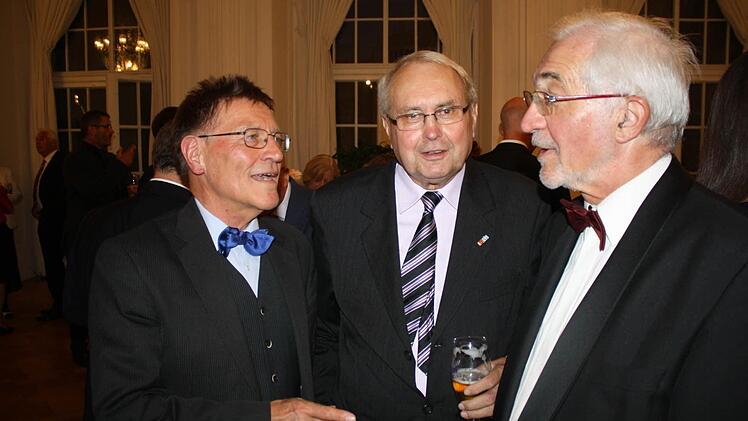 Angeregt im Gespräch: (von links) Eberhard Sinner, Eduard Lintner und Regierungspräsident Paul Beinhofer. Foto: Paul Ziegler