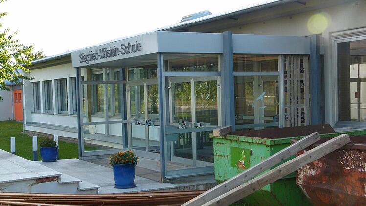 Die Gemeinde Großheirath hat mit der Generalsanierung der Schule etwas Größeres vor. Die Turnhallensanierung war dieses Mal im Gemeinderat an der Reihe. Foto: Lothar Weidner