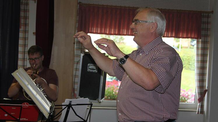 Der 66-Jährige hat Spaß an der Arbeit mit jungen Leuten.  Foto: Veronika Schadeck