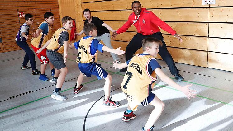 Förderschultag von Brose Bamberg am 6. Februar 2017 in der Aurachtalhalle Stegaurach: Die Basketball-Profis des Deutschen Meisters trainieren 140 Kinder. Foto: Daniel Löb