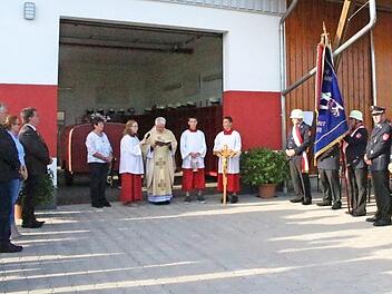 Stadtpfarrer Gerhard Möckel segnete das neue Feuerwehr- und Gemeinschaftshaus. Foto: Roland Dietz