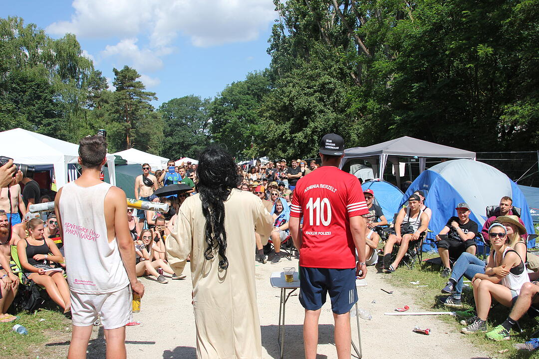 Die Parkrocker feiern das Bier in einer Biermesse