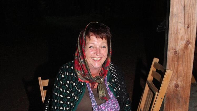 N&auml;chtliche Musik im Wald: Die Frankenwaldhexen spielen auf dem Waschbrett. Foto: Sonny Adam