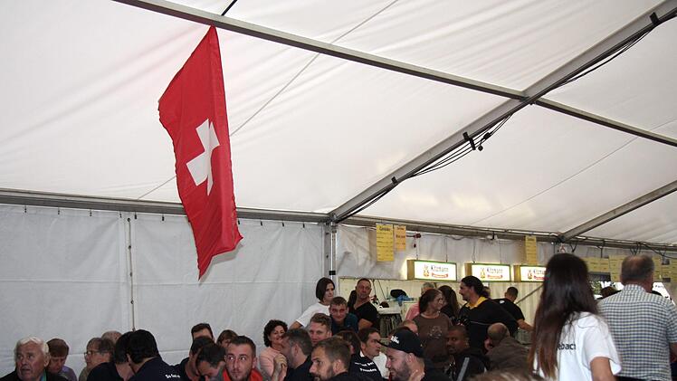 Die Stammgäste aus der Schweiz kommen jedes Jahr zur Kerwa.  Foto: Richard Sänger