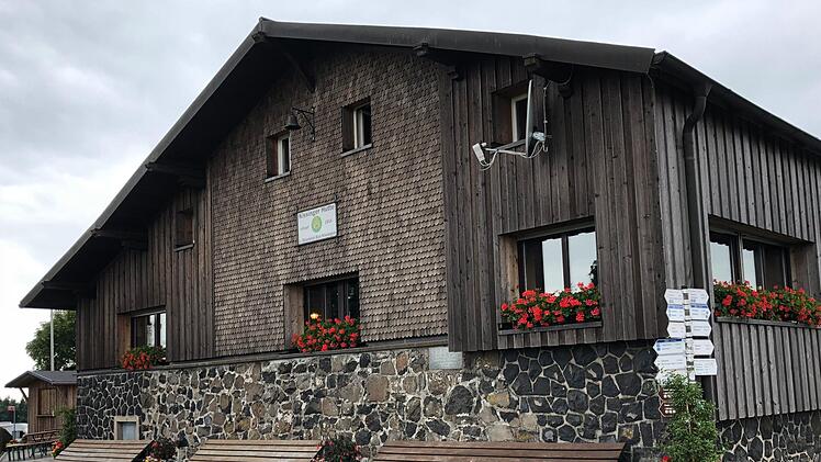 Gemütlich einkehren lässt es sich auch in der Kissinger Hütte. Ein Blick in die Karte zeigt eine leckere Auswahl an regionalen Schmankerl. Foto: Katharina Schlereth