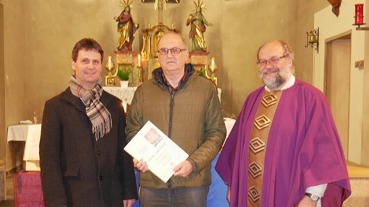 Hugo Grünewald (Mitte) wurde nach zwölfjähriger Amtszeit in der Kirchenverwaltung verabschiedet; links Kirchenpfleger Stefan Kohlhepp, rechts Pfarrer Peter Rüb. Foto: Daniel Wiener