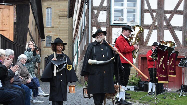 Der Junge und der Alte: Ramon Kienel und Karl-Heinz Engelhardt ziehen unter dem Klängen des Josias-Marsches zum Saisonauftakt durch die Gassen. Foto: Gabi Arnold