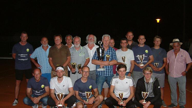 Die Herren-Finalteilnehmer des 40. Tennis-Frankenwaldturniers. Erster von links, stehend: Der erfolgreichste Akteur, Alexander Köstner. Rechts: Vorsitzender Peter Hänel. Fotos: Hans Franz
