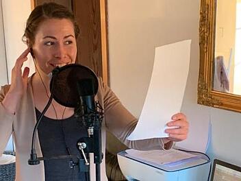 Marilena Lippmann nutzt die Ausgangsbeschränkung, um ihr Buch "Der kleine Kobold Levi und das geheime Dorf" einzusprechen. Auszüge sind ab sofort auf der Corona-Bühne des Fränkischen Tags zu hören. Foto: privat