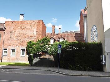 Die Hintere Kreuzgasse wurde verbreitert, das Geschäftshaus mit der aufwendigen Fassadengestaltung stand dabei im Weg.