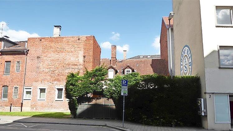 Die Hintere Kreuzgasse wurde verbreitert, das Geschäftshaus mit der aufwendigen Fassadengestaltung stand dabei im Weg.