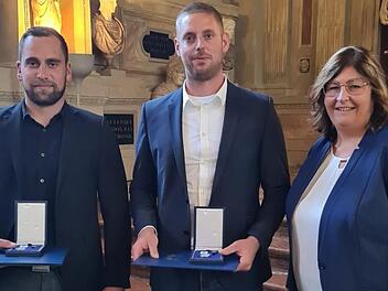 Stolze Ersthelfer: Kevin Lehmann (links) und Stefan Belz erhielten in München von Markus Söder die Christophorus-Medaille verliehen. Mottens Bürgermeisterin Katja Habersack freut sich mit ihnen. Foto: Selfie Katja Habersack