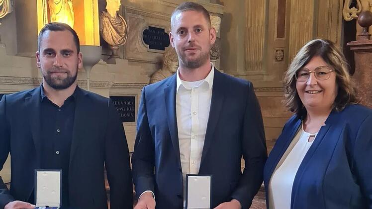 Stolze Ersthelfer: Kevin Lehmann (links) und Stefan Belz erhielten in München von Markus Söder die Christophorus-Medaille verliehen. Mottens Bürgermeisterin Katja Habersack freut sich mit ihnen. Foto: Selfie Katja Habersack