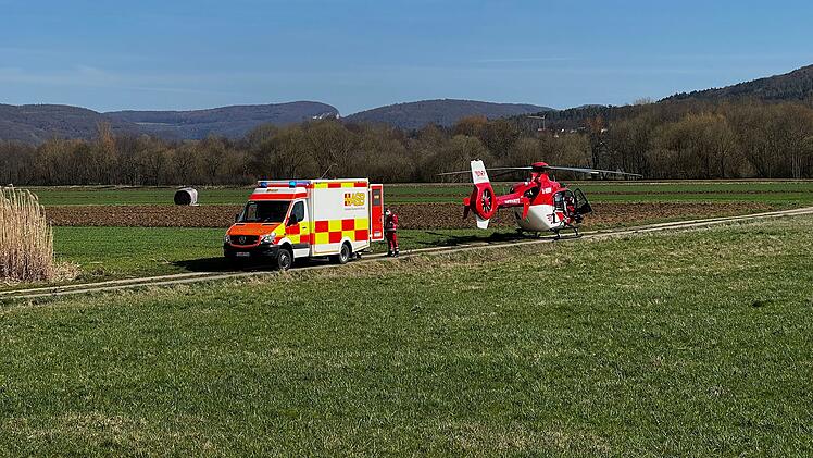 B470 bei Weilersbach: Schwerer Autounfall - Rettungshubschrauber im Einsatz - drei Verletzte