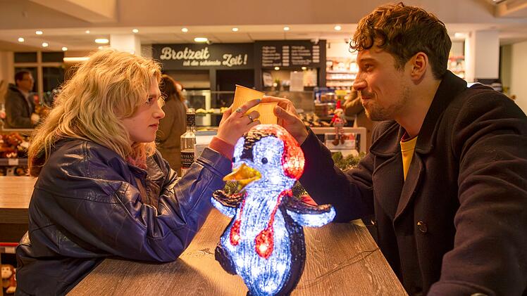 An der Rastst&auml;tte kommen sich Felix (Klaus Steinbacher) und Hanna (Sinje Irslinger) n&auml;her ...