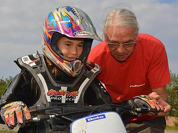 Auch einige Mädchen machten mit beim Ferienprogramm des MMC Schweinfurt. Hier bekommt gerade die elfjährige Anna-Lena aus Rottershausen Starthilfe von Clubpräsident Anthony Seubert.  Fotos: Peter Rauch