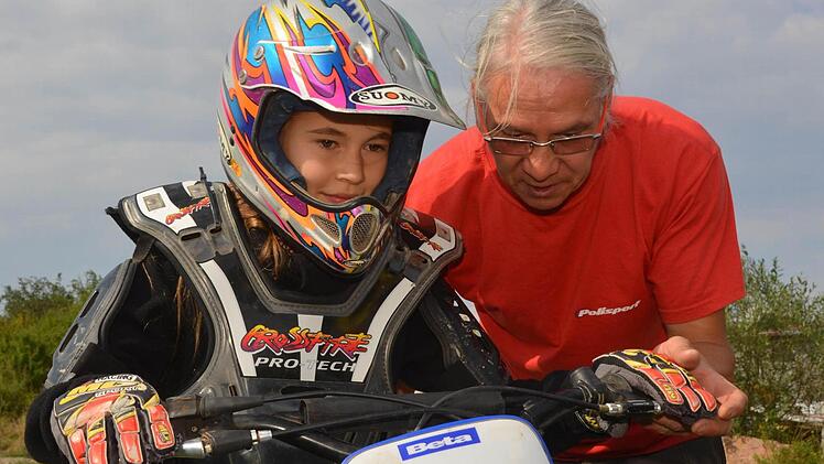 Auch einige Mädchen machten mit beim Ferienprogramm des MMC Schweinfurt. Hier bekommt gerade die elfjährige Anna-Lena aus Rottershausen Starthilfe von Clubpräsident Anthony Seubert.  Fotos: Peter Rauch