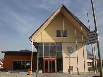 In das Rathaus in Weisendorf zieht bald neues Leben ein. Vier Kandidaten wollen Bürgermeister werden.  Foto: Sabine Herteux