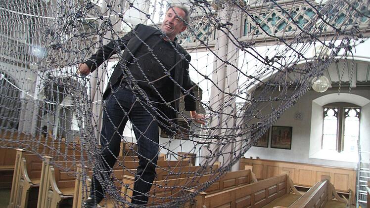 Karl-Heinz Greim, Vorsitzender des Kunstvereins Kulmbach, traute sich als erster ins Netz - und erlebte die Petrikirche völlig anders. oto: Sonja Adam
