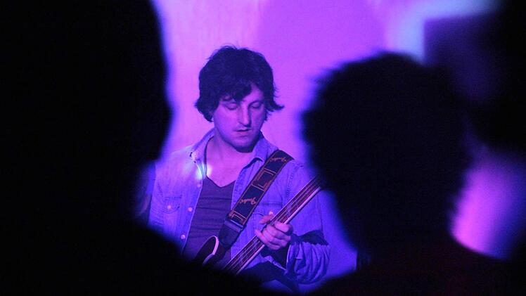 Wüste und Space: Kosmodrom spielten schön dicken Stonerrock. Seit einiger Zeit haben sich die Bands in der alten Schule Gößmannsreuth zusammengetan und eine Konzertreihe auf die Beine gestellt. Foto: Christian Bauriedel