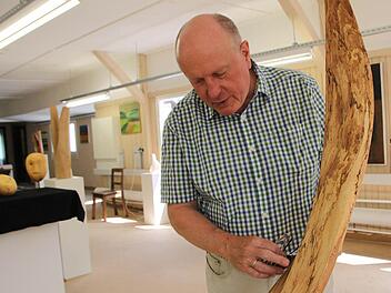 Galerie-Gründer Hans Dietrich Unger arbeitet gern mit Holz. Er hat die Gründung des Kulturvereins "Kunsthaus" in Bad Brückenau mit initiiert. Foto: Ulrike Müller