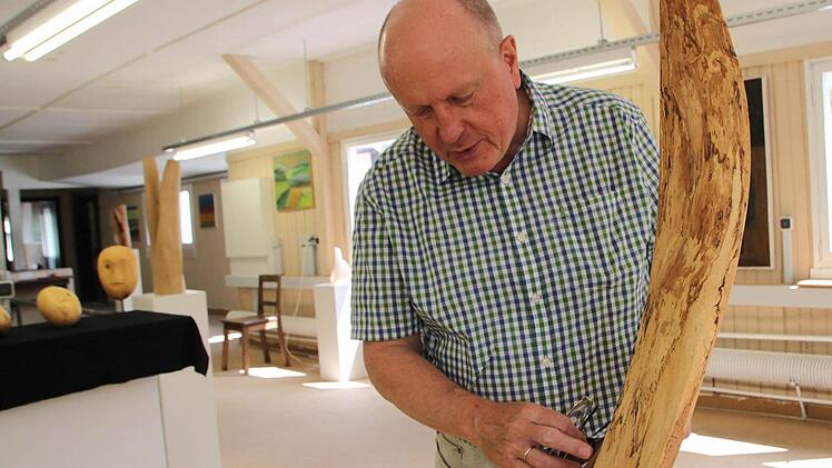 Galerie-Gründer Hans Dietrich Unger arbeitet gern mit Holz. Er hat die Gründung des Kulturvereins "Kunsthaus" in Bad Brückenau mit initiiert. Foto: Ulrike Müller