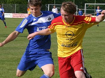 Der Eberner Spielertrainer Hannes Fischer (rechts) im Zweikampf mit Alexander Böhm, wobei der Oberhaider nach dieser Aktion nach einer Unberrschtheit die Rote Karte sah.