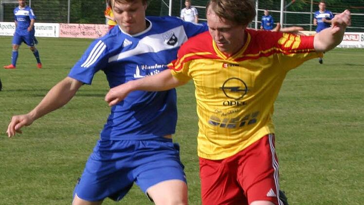 Der Eberner Spielertrainer Hannes Fischer (rechts) im Zweikampf mit Alexander Böhm, wobei der Oberhaider nach dieser Aktion nach einer Unberrschtheit die Rote Karte sah.