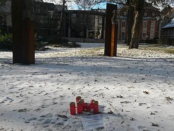 Es ist ein dezent platzierter Denkanstoß aus Text und Kerzen, der sich beim Mahnmal befindet. Foto: Jutta Behr-Groh