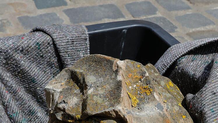Das bemooste Haupt der Maria, verpackt in eine Wolldecke und in eine Kiste