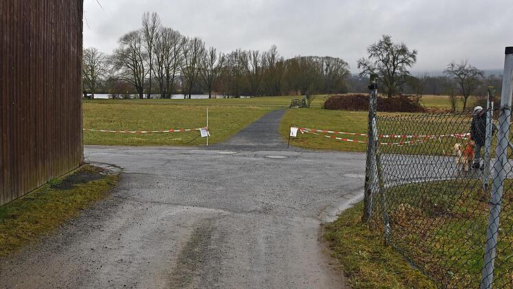 Soll die Metzgergase in Wonfurt (vorne im Bild) für den Verkehr geschlossen werden? Immerhin "rasen" ebenso Autos wie Radfahrer durch die Metzgergasse zum Parkplatz am See und überqueren dabei rücksichtslos den Angerbeutenweg, obwohl dort "Rechts vor Links" gilt.